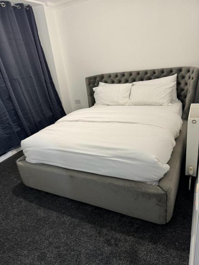 Luxury Apartments Dagenham Esterno foto
