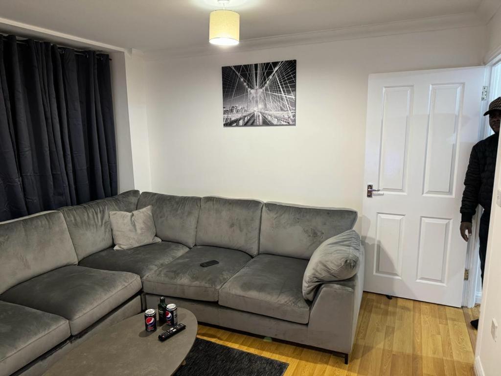 Luxury Apartments Dagenham Esterno foto